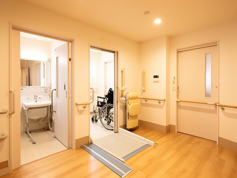 Baignoire à porte sécurisée pour seniors
