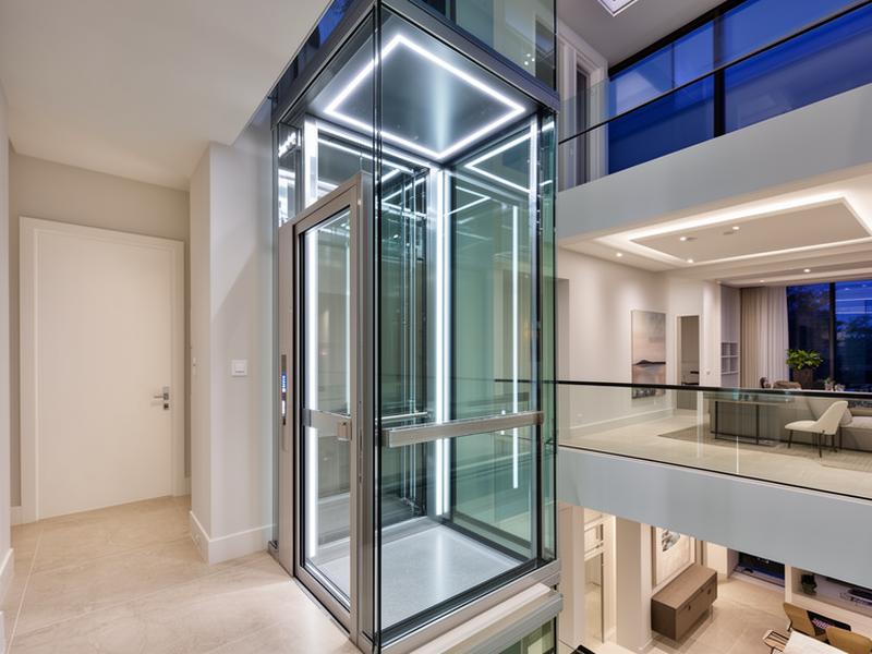 Ascenseur privatif en verre dans une maison moderne