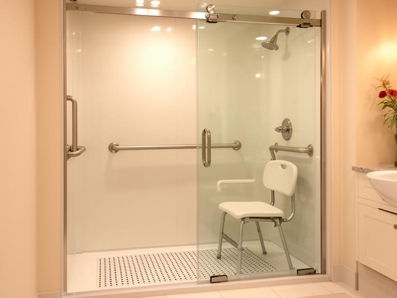 Douche senior sécurisée avec siège et barres d'appui