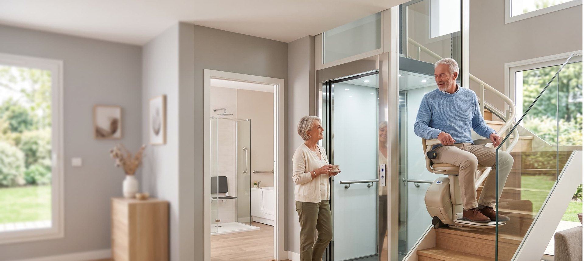 Couple de seniors à domicile : monsieur souriant sur un monte-escalier tournant, ascenseur privatif vitré et douche senior sécurisée accessible – solutions A2L Seniors pour le maintien à domicile en France
